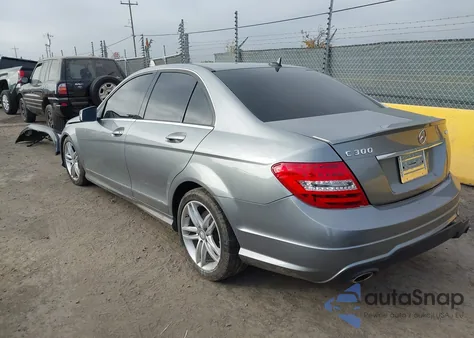 2013 Mercedes-Benz C 300 Sport 4Matic z USA, uszkodzony, nr VIN WDDGF8AB4DR245564